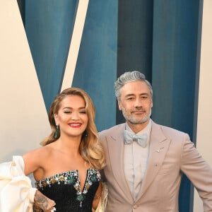 Rita Ora et son compagnon Taika Waititi au photocall de la soirée "Vanity Fair" lors de la 94ème édition de la cérémonie des Oscars au Wallis Annenberg Center for the Performing Arts dans le quartier de Beverly Hills, à Los Angeles, Californie, Etats-Unis, le 27 mars 2022.