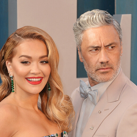 Rita Ora et son compagnon Taika Waititi au photocall de la soirée "Vanity Fair" lors de la 94ème édition de la cérémonie des Oscars au Wallis Annenberg Center for the Performing Arts dans le quartier de Beverly Hills, à Los Angeles, Californie, Etats-Unis, le 27 mars 2022.