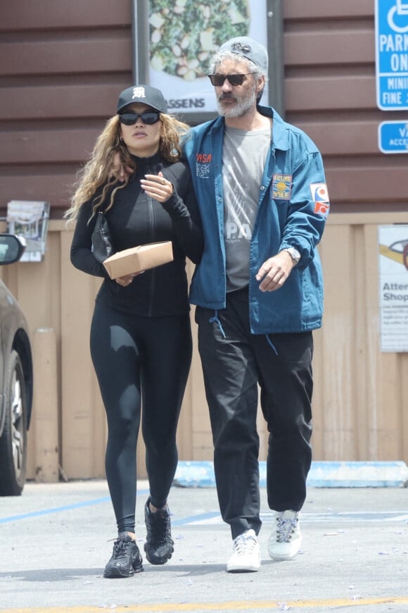 Exclusif - Rita Ora et son fiancé Taika Waititi sont allés déjeuner à Los Felizle 8 mai 2022.