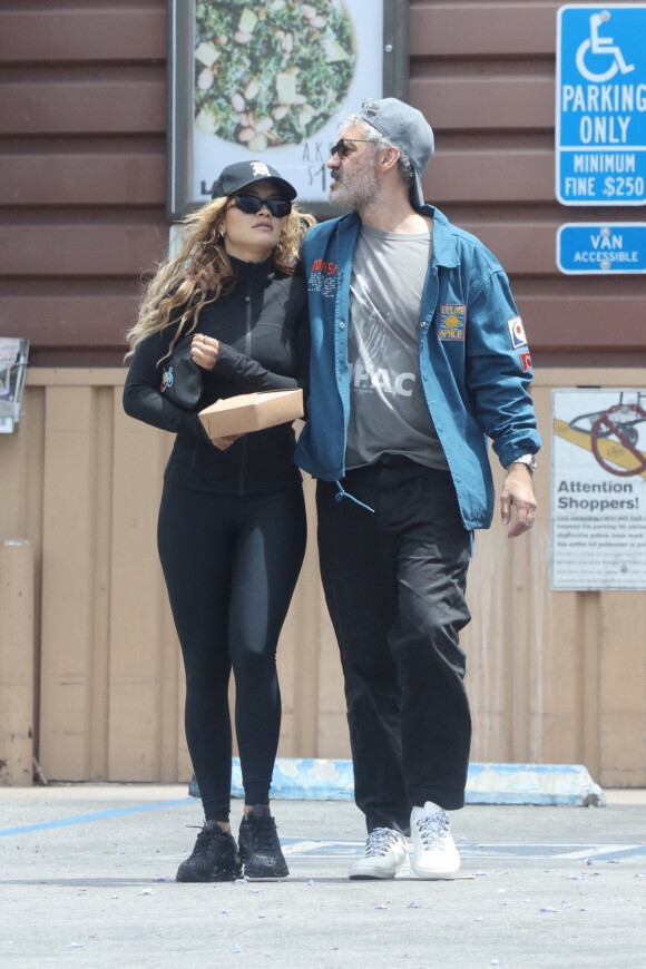 Exclusif - Rita Ora et son fiancé Taika Waititi sont allés déjeuner à Los Felizle 8 mai 2022.