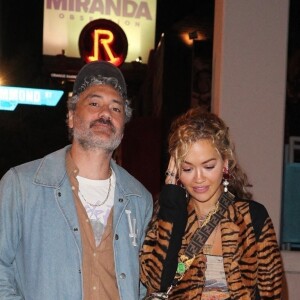 Exclusif - Rita Ora et son compagnon Taika Waititi sortent en amoureux au club Roxy à West Hollywood, Los Angeles, Californie, Etats-Unis, le 29 mai 2022.
