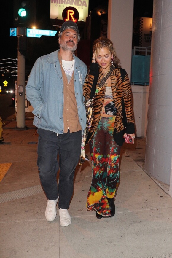 Exclusif - Rita Ora et son compagnon Taika Waititi sortent en amoureux au club Roxy à West Hollywood, Los Angeles, Californie, Etats-Unis, le 29 mai 2022.
