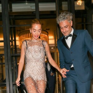 Rita Ora et son fiancé Taika Waititi à la sortie de leur hôtel à Londres, le 5 juillet 2022.