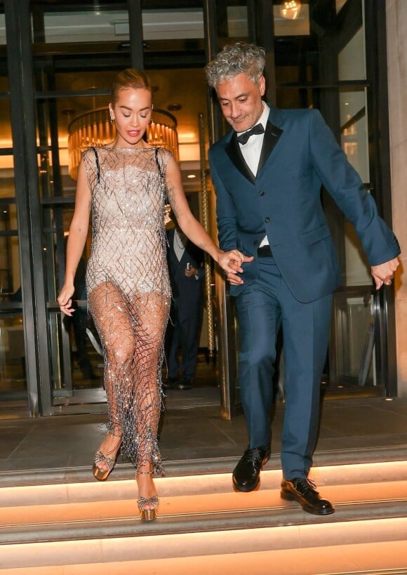 Rita Ora et son fiancé Taika Waititi à la sortie de leur hôtel à Londres, le 5 juillet 2022.