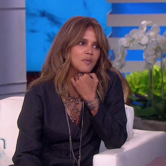 Halle Berry sur le plateau de l'émission "The Ellen Show" à Los Angeles, le 3 février 2022. 