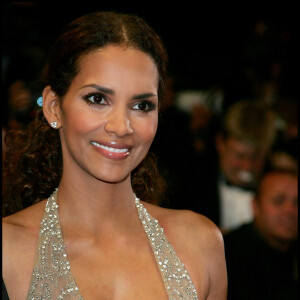 Halle Berry. Montée des marches du film "X-Men 3" - 59e Festival du Film de Cannes. © Guillaume Gaffiot/Bestimage
