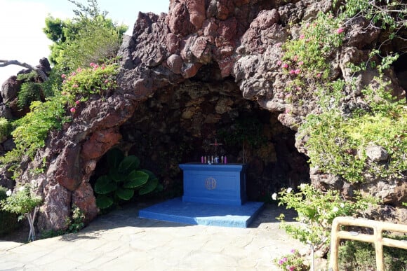 Photos de la tombe de Sharon Tate et de son enfant Paul Richard Polanski dans la cimetière Sainte-Croix à Culver en Californie.