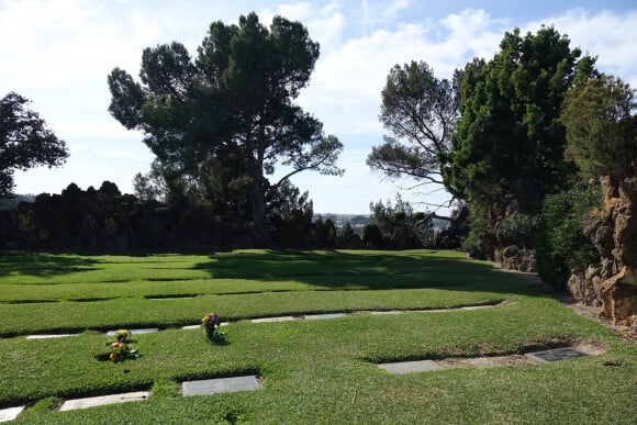 Photos de la tombe de Sharon Tate et de son enfant Paul Richard Polanski dans la cimetière Sainte-Croix à Culver en Californie.