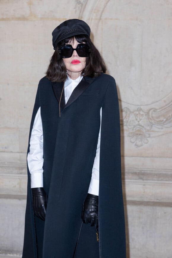 Isabelle Adjani lors du photocall du défilé Dior Haute Couture Printemps/Été 2022 dans le cadre de la Fashion Week de Paris, France, le 24 janvier 2022. © Rindoff-Borde/Bestimage 