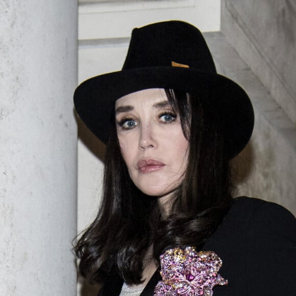 Isabelle Adjani Soirée en l'honneur du don de Cindy Chao d'une broche de sa collection "Annual Butterfly" à la Galerie de Bijoux du Musée des Arts Décoratifs. Paris, le 20 janvier 2020. © Julio Piatti