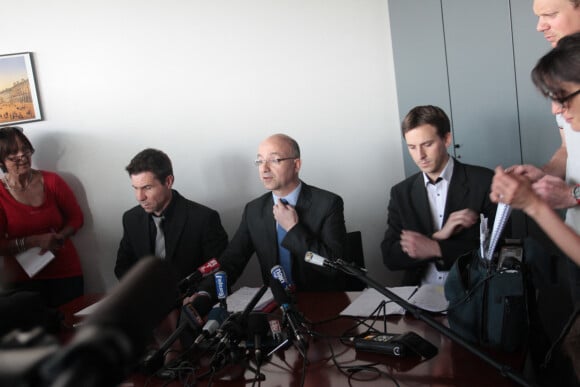 Le procureur Xavier Ronson et le chef de la police Laurent Chavanne en conférnece de presse après la découverte des corps de la famille de Xavier Dupont de Ligonnès