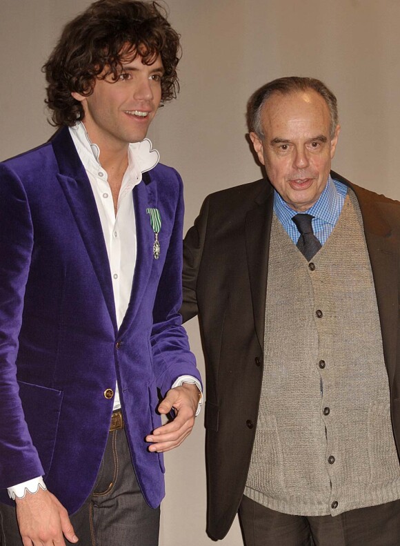 Mika reçoit la médaille de Chevalier des Arts et des Lettres des mains de Frédéric Mitterrand, le 24 janvier 2010 !