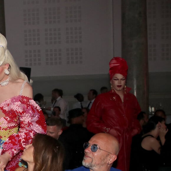 Babeth Djian, Jean-Paul Gaultier (Ambassadeur du Sidaction), Carla Bruni Sarkozy, Pascal Obispo et les candidates de l'émission "Drag Race France" - 19ème "Diner de la Mode" au bénéfice de Sidaction au Pavillon Cambon Capucines dans le cadre de la Fashion Week de Paris, France. Le 7 juillet 2022. © Olivier Borde-Bertrand Rindoff Petroff / Bestimage 