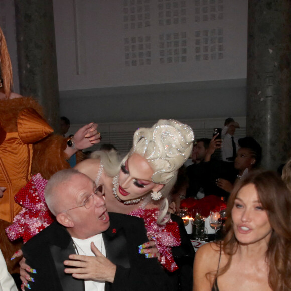 Babeth Djian, Jean-Paul Gaultier (Ambassadeur du Sidaction), Carla Bruni Sarkozy, Pascal Obispo et les candidates de l'émission "Drag Race France" - 19ème "Diner de la Mode" au bénéfice de Sidaction au Pavillon Cambon Capucines dans le cadre de la Fashion Week de Paris, France. Le 7 juillet 2022. © Olivier Borde-Bertrand Rindoff Petroff / Bestimage 