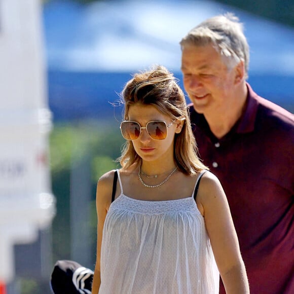 Alec Baldwin et sa femme Hilaria enceinte lors d'une balade dans les Hamptons, le 2 juillet 2022. 