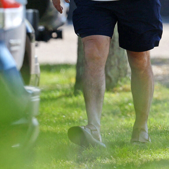 Alec Baldwin et sa femme Hilaria enceinte lors d'une balade dans les Hamptons, New York, Etats-Unis, le 30 juin 2022. 