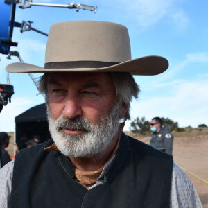 Le département du shériff de Santa Fe dévoile des photos et des vidéos du drame qui coûté la vie à Halyna Hutchins lors du tournage du film "Rust" avec Alec Baldwin.