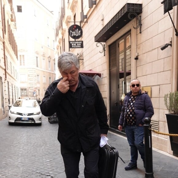 Après la tragédie de "Rust", Alec Baldwin repart sur les plateaux de tournage pour le film "Kid Santa". Alec Baldwin avec le producteur, Andrea Iervolino dans un bar à Rome avant de commencer le tournage du film "Kid Santa" à Rome, Italie, le 29 mars 2022. 