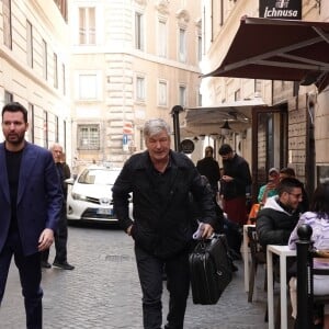 Après la tragédie de "Rust", Alec Baldwin repart sur les plateaux de tournage pour le film "Kid Santa". Alec Baldwin avec le producteur, Andrea Iervolino dans un bar à Rome avant de commencer le tournage du film "Kid Santa" à Rome, Italie, le 29 mars 2022. 