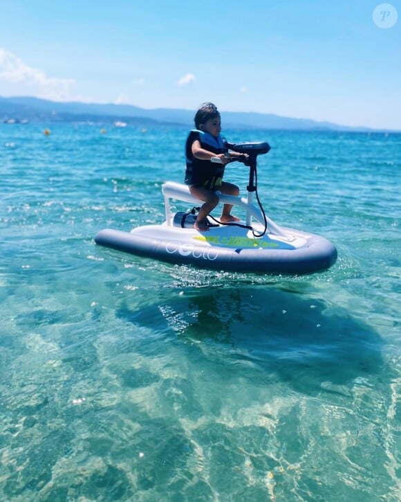 Maggy, la fille d'Alizée sur un jet-ski au bord de la mer.