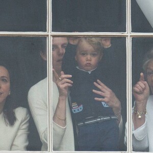 Le prince George regarde le défilé Trooping the Colours dans les bras de sa nannny Maria Teresa Borrallo à Londres, le 13 juin 2015.