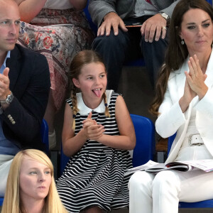 Le prince William, Kate Middleton et la princesse Charlotte de Cambridge encouragent l'équipe de natation lors des Jeux du Commonwealth de Birmingham, le 2 août 2022.