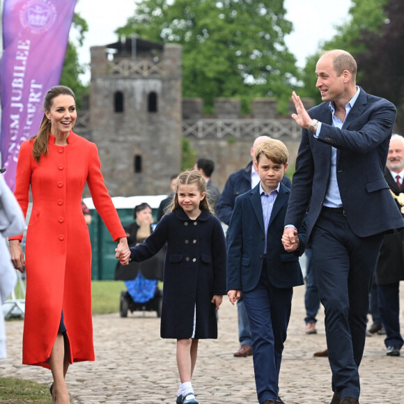 Le prince William et Kate Middleton, accompagnés de leurs enfants, le prince George et la princesse Charlotte, en visite au château de Cardiff, Royaume Uni. 