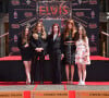 Finley Lockwood, Lisa Marie Presley, Priscilla Presley, Riley Keough, Harper Lockwood - Trois générations de Presley laissent leurs empreintes dans le ciment du TCL Chinese Theater pour célébrer la sortie du film "Elvis" à Los Angeles, le 21 juin 2022.