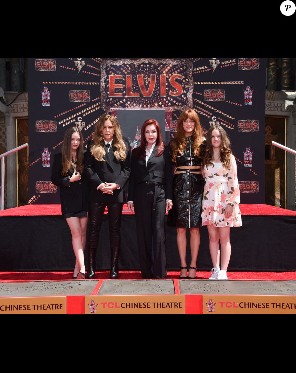 Finley Lockwood, Lisa Marie Presley, Priscilla Presley, Riley Keough, Harper Lockwood - Trois générations de Presley laissent leurs empreintes dans le ciment du TCL Chinese Theater pour célébrer la sortie du film "Elvis" à Los Angeles, le 21 juin 2022.