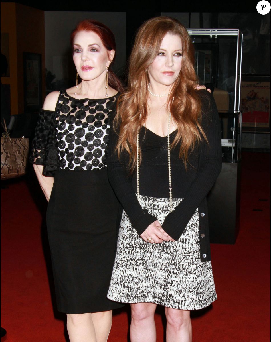 Priscilla et sa fille Lisa Marie Presley présentent la soirée « Elvis The Exhibition - The Show - The Experience » à Las Vegas, le 23 avril 2015