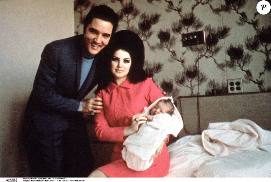 Elvis Presley avec sa femme Priscilla et leur fille Lisa Marie en 1968