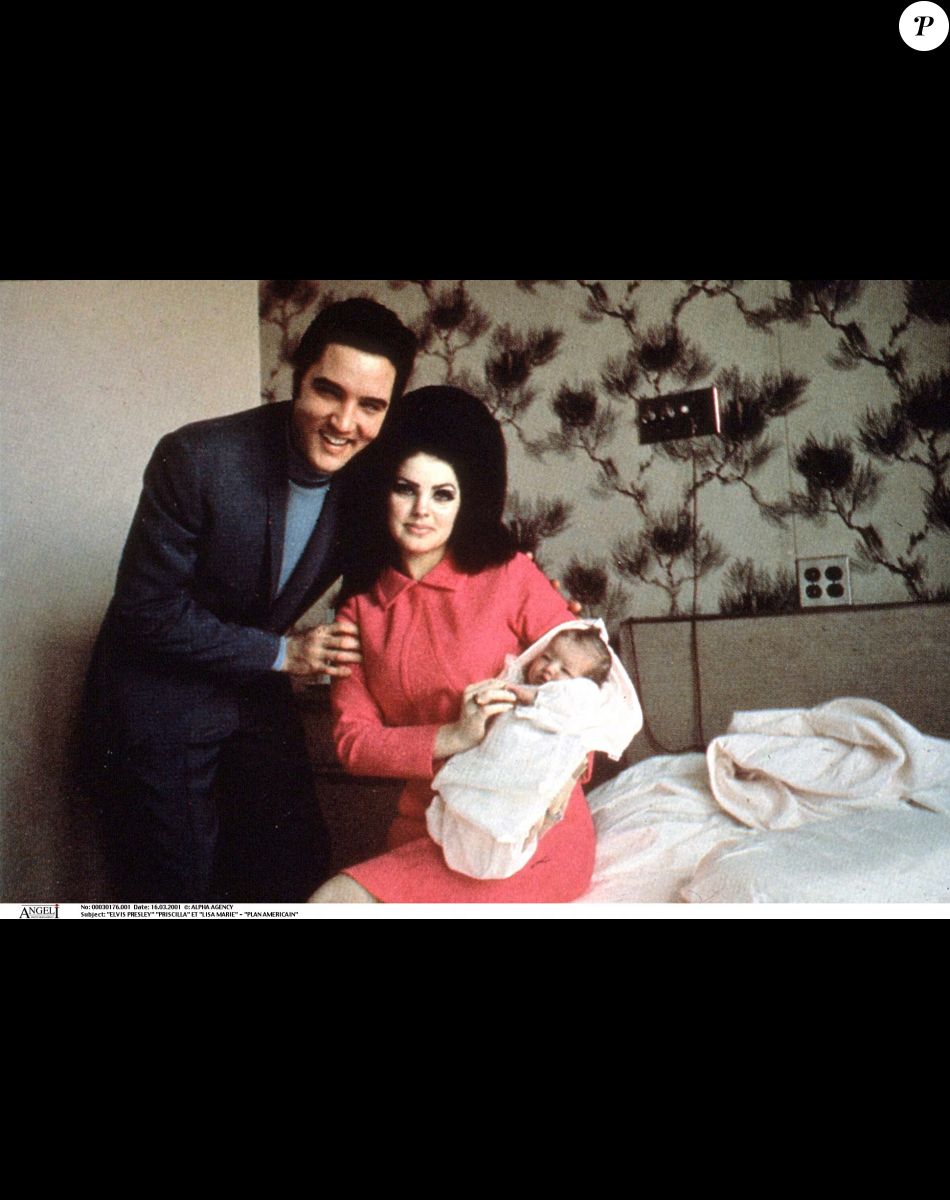 Elvis Presley avec sa femme Priscilla et leur fille Lisa Marie en 1968