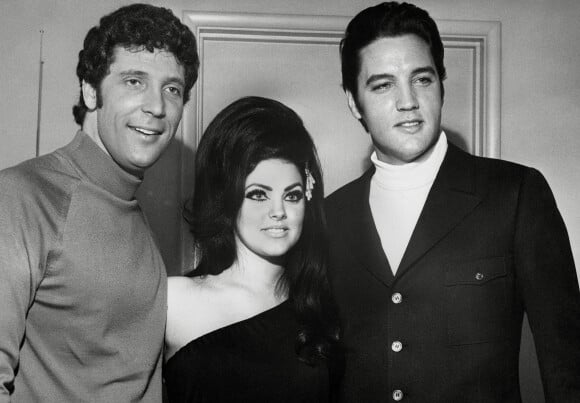 Elvis Presley et sa femme Priscilla et le chanteur Tom Jones en 1967
