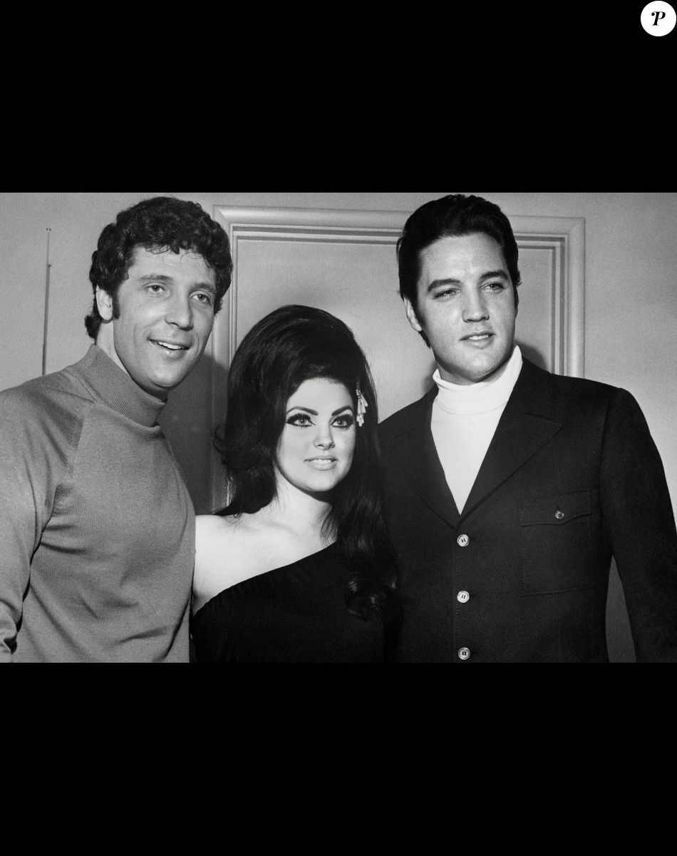 Elvis Presley et sa femme Priscilla et le chanteur Tom Jones en 1967