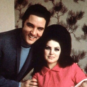 Elvis Presley avec sa femme Priscilla et leur fille Lisa Marie en 1968