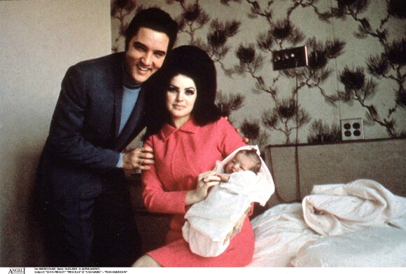 Elvis Presley avec sa femme Priscilla et leur fille Lisa Marie en 1968