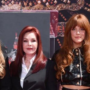 Finley Lockwood, Lisa Marie Presley, Priscilla Presley, Riley Keough, Harper Lockwood - Trois générations de Presley laissent leurs empreintes dans le ciment du TCL Chinese Theater pour célébrer la sortie du film "Elvis" à Los Angeles, le 21 juin 2022.