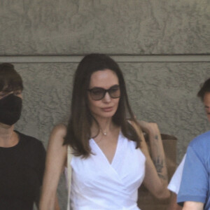 Angelina Jolie et son fils Knox font des provisions chez "Gelson's" à Los Angeles, le 15 août 2022. Knox porte les courses de sa mère jusqu'à leur voiture.