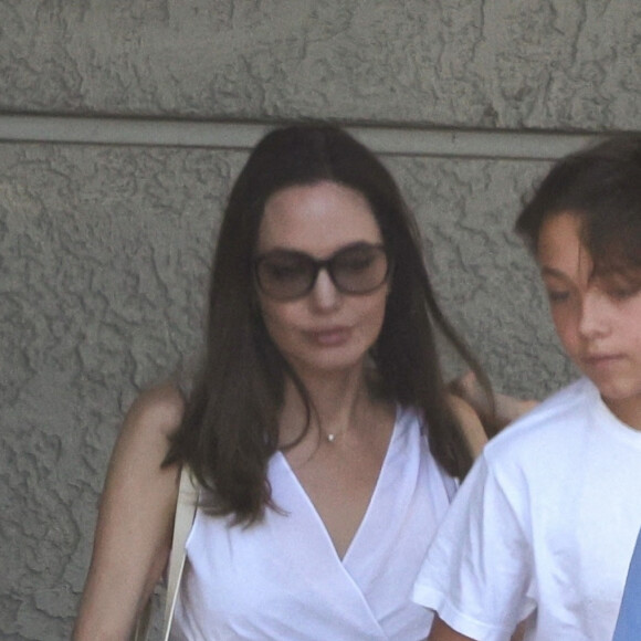 Angelina Jolie et son fils Knox font des provisions chez "Gelson's" à Los Angeles, le 15 août 2022. Knox porte les courses de sa mère jusqu'à leur voiture.