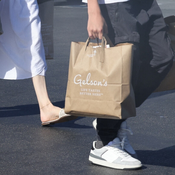 Angelina Jolie et son fils Knox font des provisions chez "Gelson's" à Los Angeles, le 15 août 2022. Knox porte les courses de sa mère jusqu'à leur voiture.