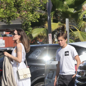 Angelina Jolie et son fils Knox font des provisions chez "Gelson's" à Los Angeles, le 15 août 2022. Knox porte les courses de sa mère jusqu'à leur voiture.