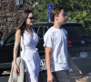 Angelina Jolie et son fils Knox font des provisions chez "Gelson's" à Los Angeles, le 15 août 2022. Knox porte les courses de sa mère jusqu'à leur voiture.
