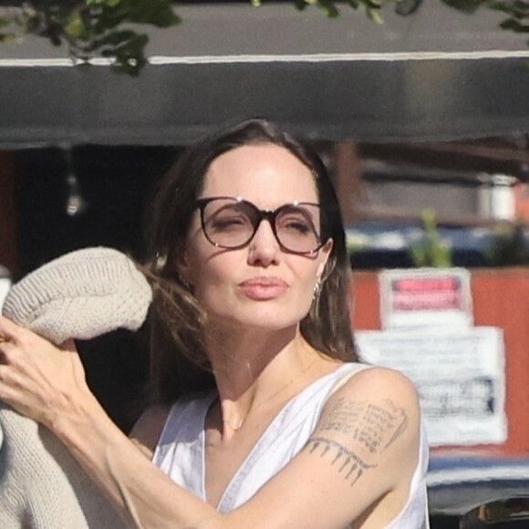 Angelina Jolie et son fils Knox font des provisions chez "Gelson's" à Los Angeles, le 15 août 2022. Knox porte les courses de sa mère jusqu'à leur voiture.
