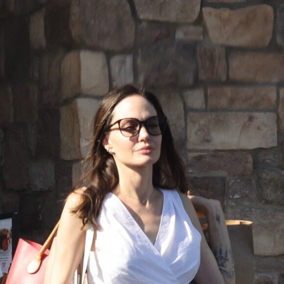 Angelina Jolie et son fils Knox font des provisions chez "Gelson's" à Los Angeles, le 15 août 2022. Knox porte les courses de sa mère jusqu'à leur voiture.