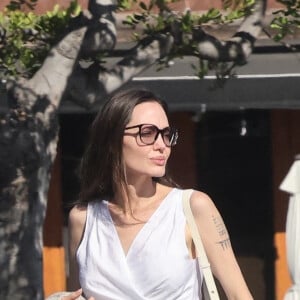 Angelina Jolie et son fils Knox font des provisions chez "Gelson's" à Los Angeles, le 15 août 2022. Knox porte les courses de sa mère jusqu'à leur voiture.