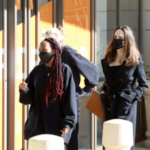 Angelina Jolie fait du shopping avec ses filles Zahara et Shiloh à Thousand Oaks, Los Angeles, Californie, Etats-Unis, le 6 février 2021.