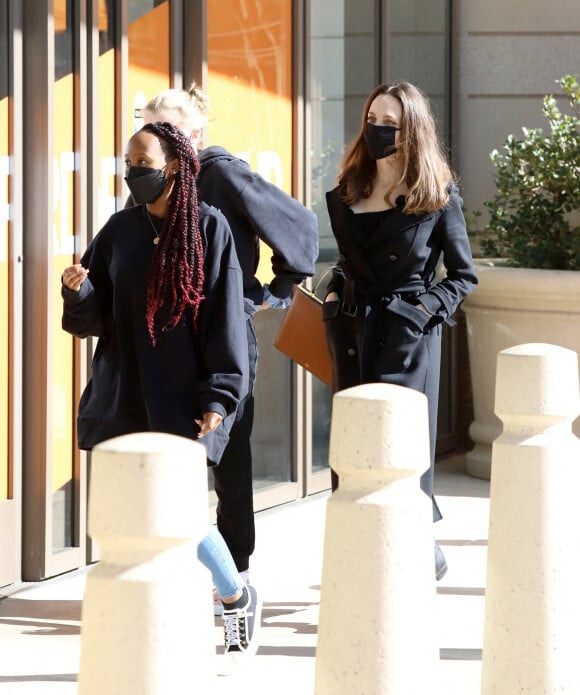 Angelina Jolie fait du shopping avec ses filles Zahara et Shiloh à Thousand Oaks, Los Angeles, Californie, Etats-Unis, le 6 février 2021.