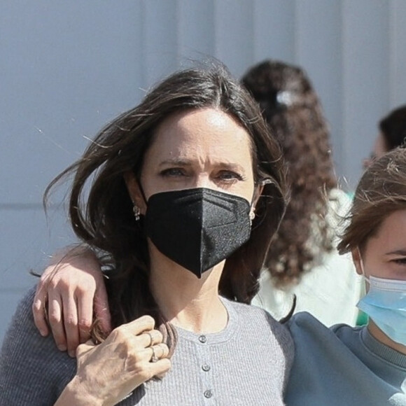 Exclusif - Angelina Jolie marche bras dessus bras dessous avec sa fille Vivienne lors d'une sortie au centre commercial The Grove à Los Angeles, le 21 mars 2022.