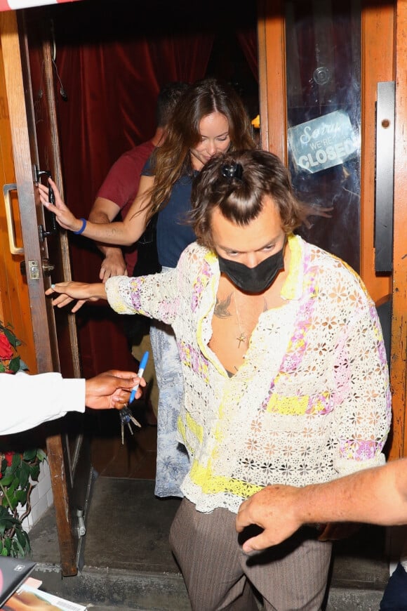 Harry Styles et a compagne Olivia Wilde sortent du restaurant Rubirosa à New York le 18 août 2022.