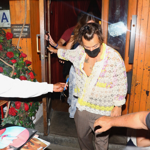 Harry Styles et a compagne Olivia Wilde sortent du restaurant Rubirosa à New York le 18 août 2022.